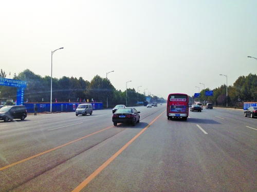 鄭開(kāi)大道上隨處可見(jiàn)車(chē)輛駛?cè)腚p黃線超車(chē),很危險(xiǎn)。