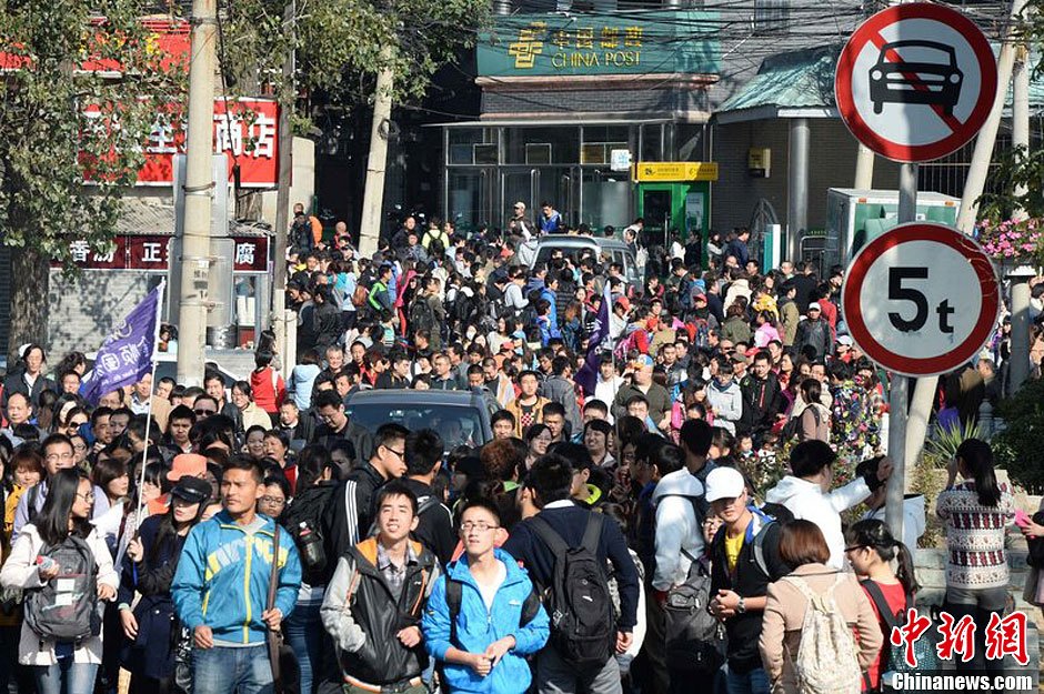 　10月26日上午10點(diǎn)多，北京香山路賞紅客摩肩接踵