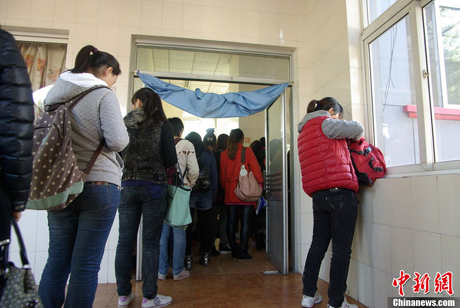 　10月26日上午10點(diǎn)多，北京香山路賞紅客摩肩接踵