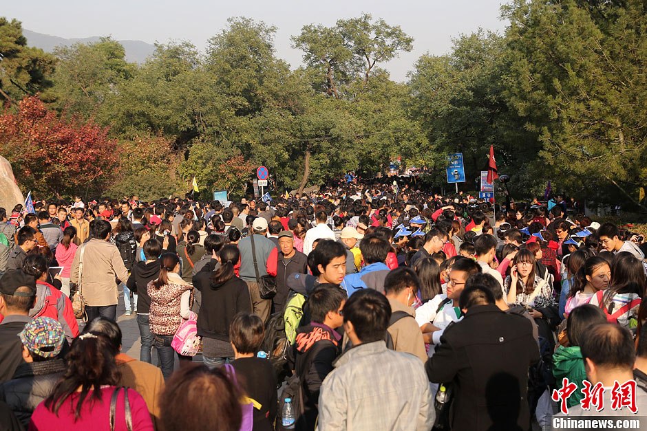 　10月26日，北京香山公園內(nèi)游客摩肩接踵。