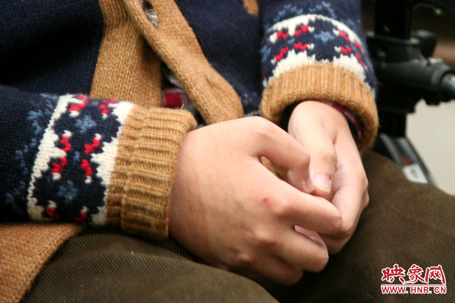 也許是對陌生人來訪的感受到了拘謹，王海龍的雙手僅僅的握著