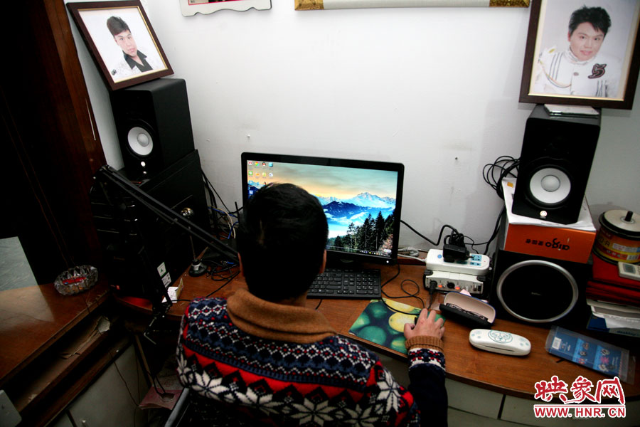 這張小小的工作臺就是海龍的一片小天地，他可以在這里練歌，也可在這里回味他的過去