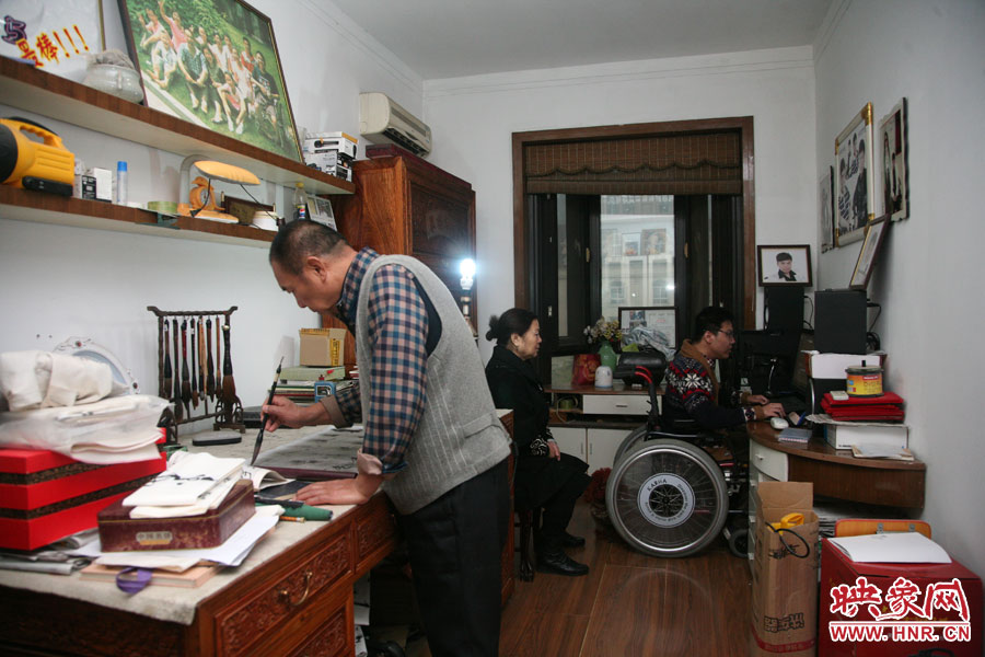 小小的書房里，爺孫三人在坐著各自的事情，姥爺在練書法，姥姥在旁專心的看著海龍，海龍在盡情的歌唱