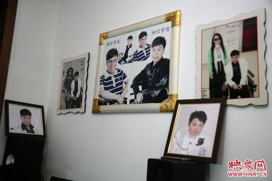 海龍的房間內(nèi)掛滿了這些年他走過的路程。