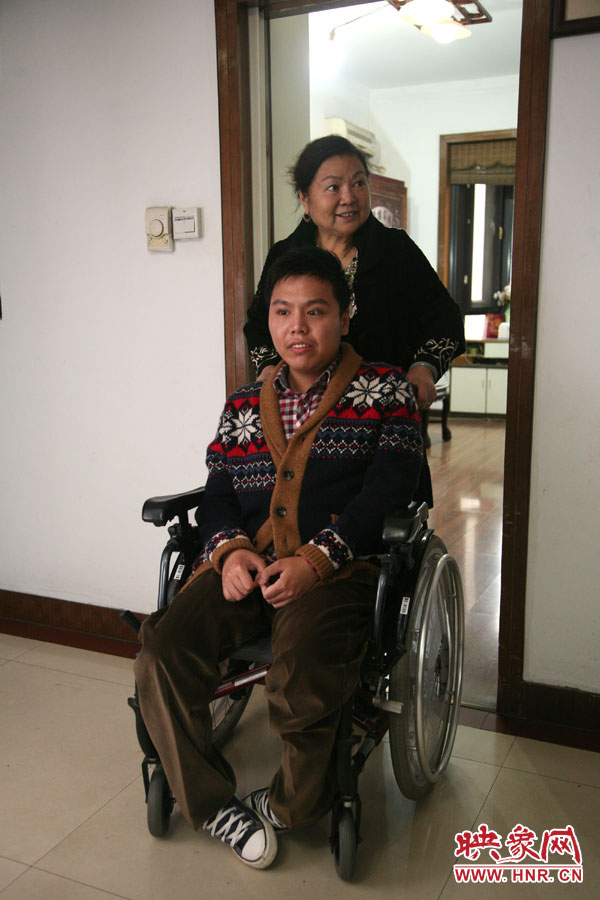 練完歌后，姥姥將海龍推了出來，因為行動不便，海龍很少出門，他的活動地方一般就是書房與客廳。