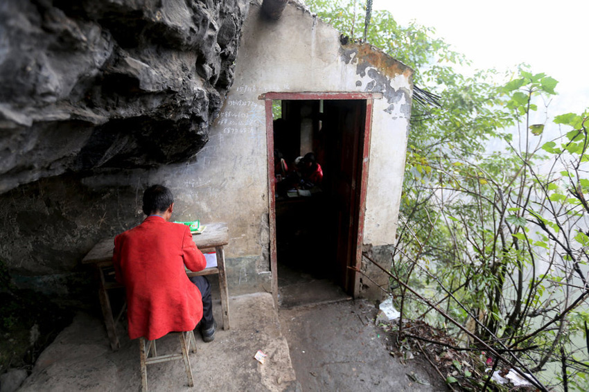 左邊是絕壁，右邊是懸崖，這樣一個讓人“倒吸涼氣”的地方，卻是袁老師的“辦公室”。