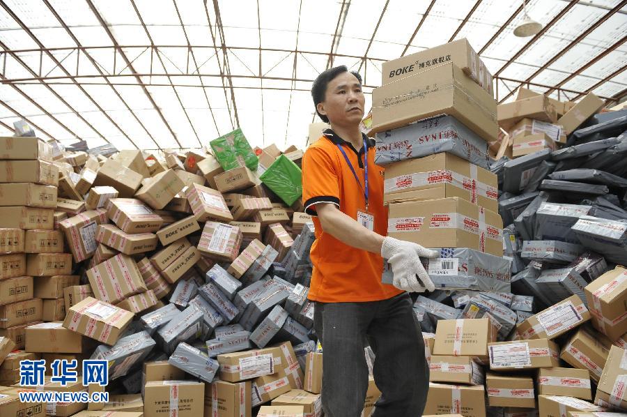 　11月11日，在圓通公司廣州一處分揀站，工作人員加緊處理堆積如山的快件。