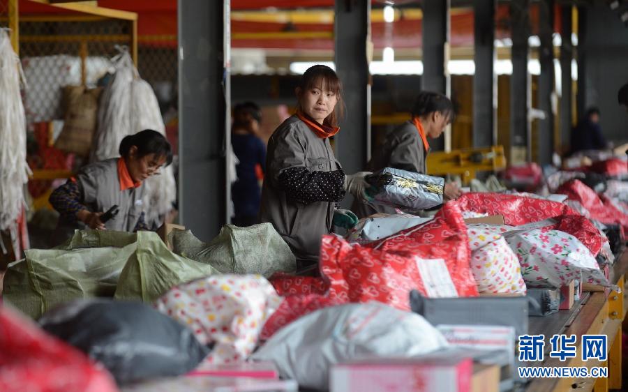 11月11日，一家快遞公司的工作人員正在分揀快件。