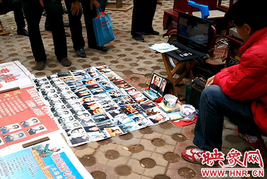 這位攤主自稱(chēng)“掌握很多國(guó)家領(lǐng)導(dǎo)人的獨(dú)家機(jī)密” 這位攤主自稱(chēng)“掌握很多國(guó)家領(lǐng)導(dǎo)人的獨(dú)家機(jī)密”