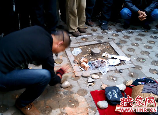 氣功大師很年輕但功力深厚可一掌劈碎鵝卵石 氣功大師很年輕但功力深厚可一掌劈碎鵝卵石