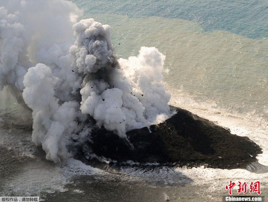 日小笠原諸島附近海域火山噴發(fā)形成新“島嶼” 日小笠原諸島附近海域火山噴發(fā)形成新“島嶼”