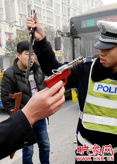 據(jù)當(dāng)事交警描述，男子自知車上有刀，在車輛被逼停后，車上的另一名男子試圖將刀具交給到達(dá)現(xiàn)場的同伴。