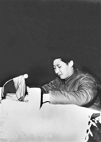 1983年12月22日,時(shí)任中共正定縣委書記習(xí)近平在發(fā)展商品生產(chǎn)三級干部會上講話。
