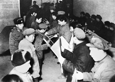 1985年4月6日,時(shí)任中共正定縣委書記習(xí)近平在全縣首季開門紅表彰大會上頒獎(jiǎng)。