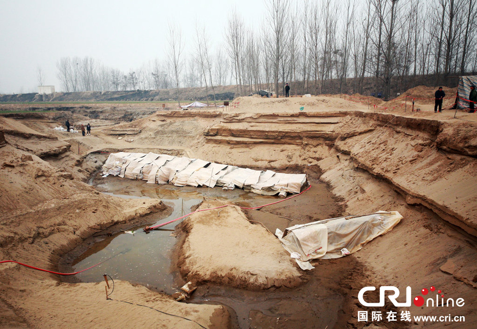 2014年1月6日，河南洛陽(yáng)古沉船發(fā)掘現(xiàn)場(chǎng)，兩艘古沉船，一艘已經(jīng)挖掘出土，另一艘還有一半埋在沙丘里。