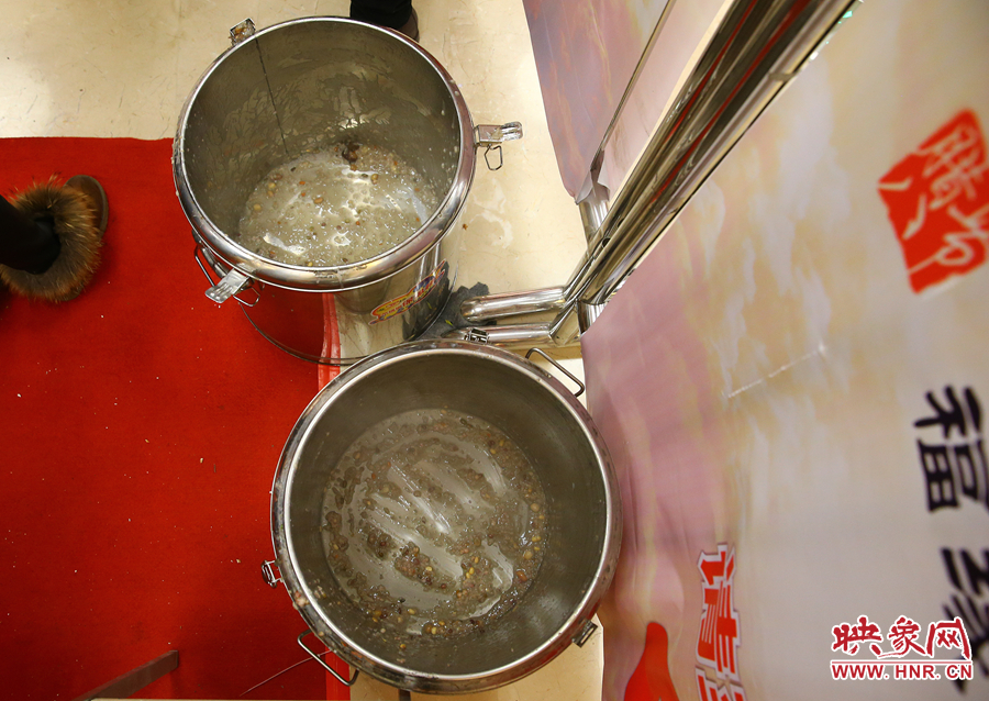 由于人多，兩大桶粥二十分鐘內已經見底。