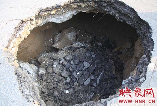 坑口直徑約兩米，路面下形成中空的大坑，約有15平方米。