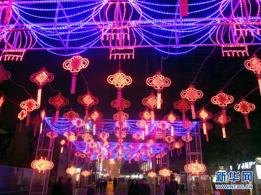 　1月30日，市民走在由中國結(jié)霓虹燈裝扮的蘇州街頭。