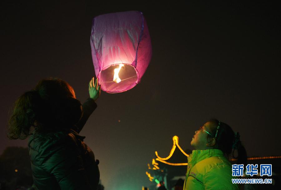 　1月30日，游客在江蘇省鎮(zhèn)江市金山公園門口放飛孔明燈。