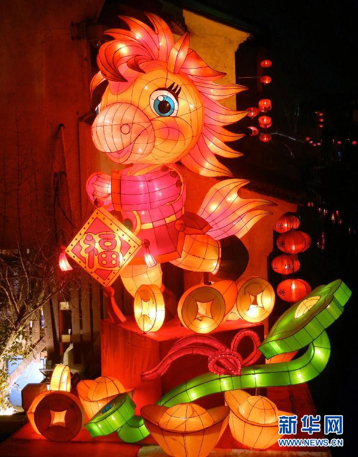 1月30日在蘇州山塘街拍攝的“福馬鬧春”彩燈景觀。