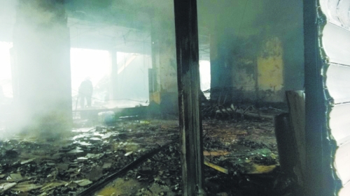 3.營(yíng)業(yè)大廳棚頂坍塌，貨物成灰。