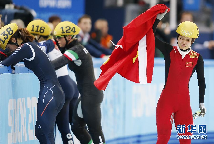 2月13日，中國(guó)選手李堅(jiān)柔（右）在比賽后慶祝。