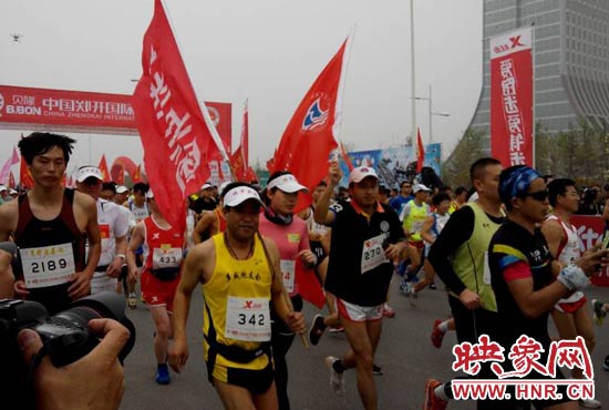 目前在鄭開大道上，一場角逐正在展開。