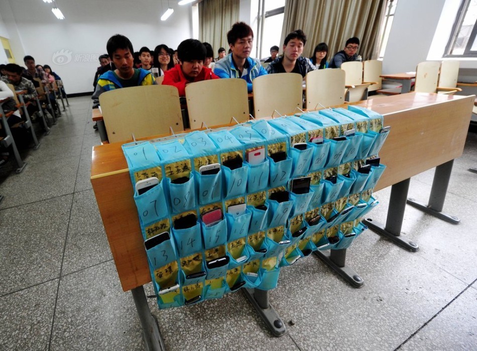 河南洛陽一大學(xué)學(xué)生課前自覺上交手機