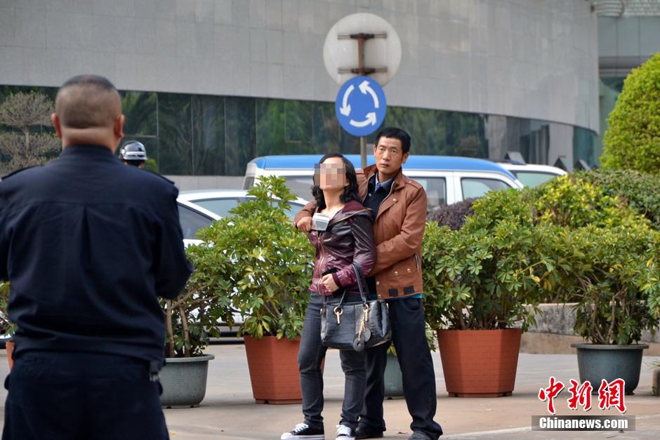 圖為劫持者與警方談判中。