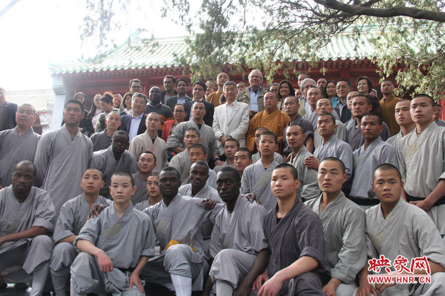 少林寺方丈、武僧與外交官留念