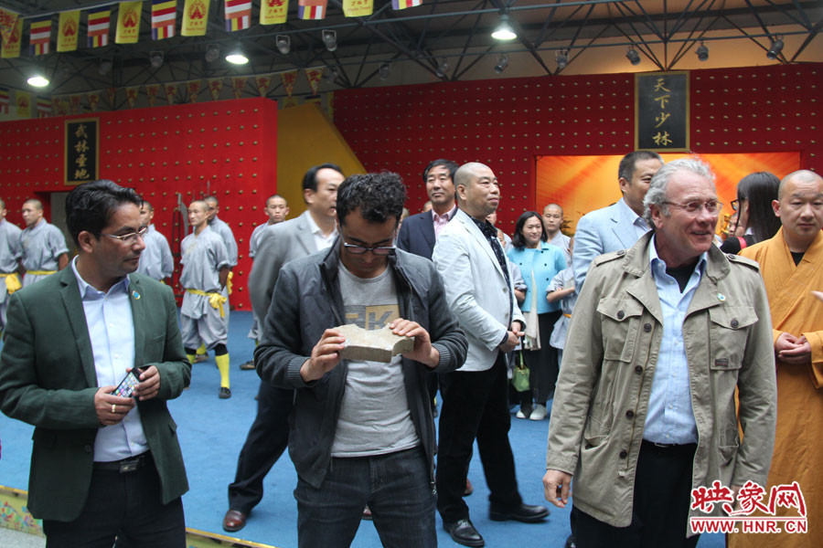 在表演后，外交官查看被表演者劈開的磚頭