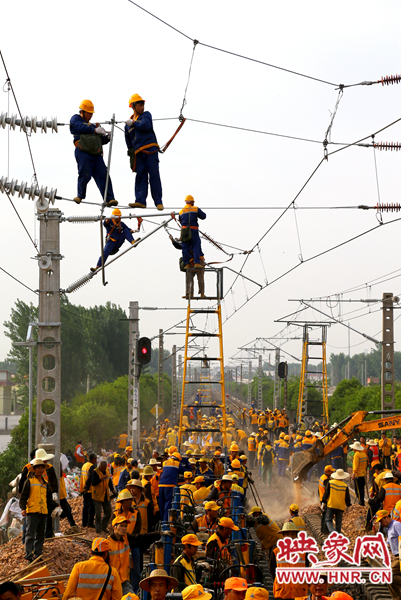 時(shí)間緊工程量大，工人們都加緊施工