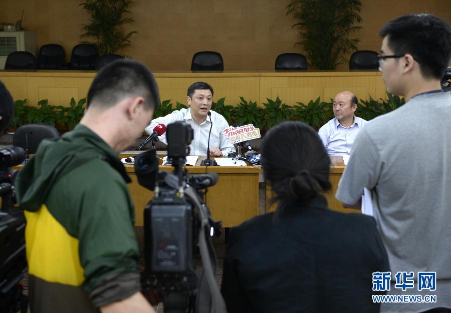  5月18日，杭州市環(huán)保局長(zhǎng)胡偉（左）在發(fā)布會(huì)上回答記者提問。