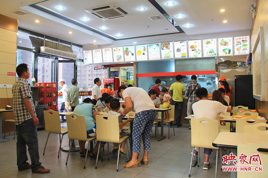 慶豐包子的金字招牌真不是蓋的,雖然店面還沒有正式營業(yè),已有許多食客慕名來吃包子。