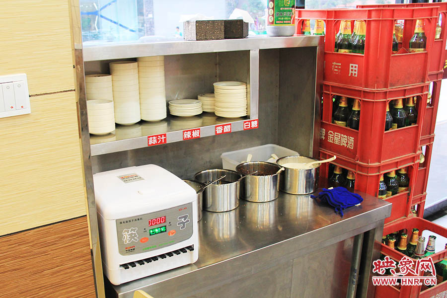 調料、小碟、餐具也都被放在另一張單獨的桌子上,需要用餐者“自助”。