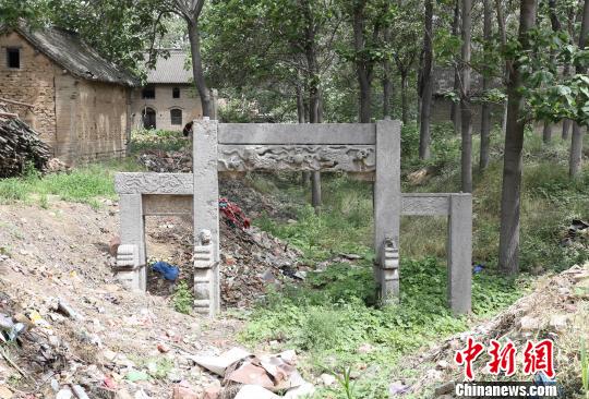 河南一村莊現(xiàn)清代石牌坊 河南一村莊現(xiàn)清代石牌坊