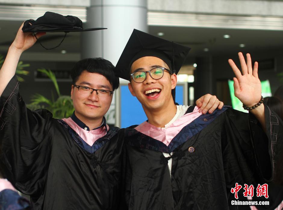 6月6日，浙江理工大學(xué)的畢業(yè)生們在校園中以賣萌、搞怪等獨(dú)具青春特色的方式告別大學(xué)生涯。中新社發(fā) 李晨