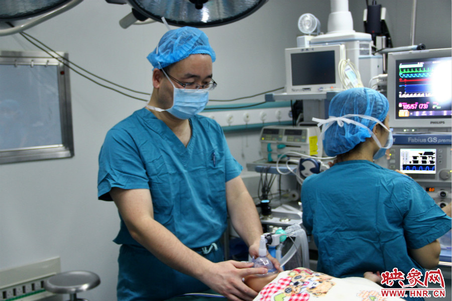 上午8點10分，小龍接受全身麻醉。