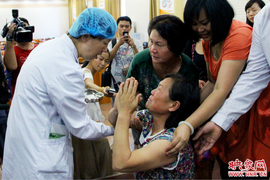 當?shù)弥↓埬X部的鋼針成功取出，馮書想的情緒有些激動。