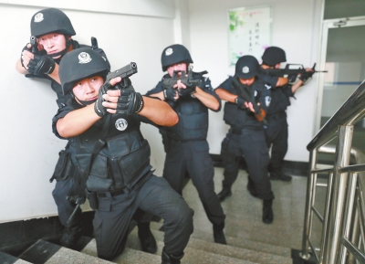 進入樓道后，特警開始地毯式搜索。