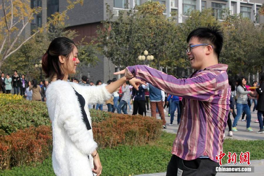 11月11日，河南財經政法大學校園內，300名在校大學生在上演了一出“光棍”也瘋狂的“快閃”大戲。