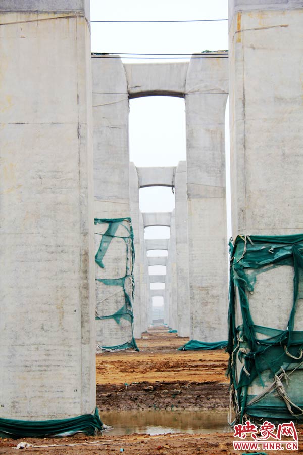 目前附近居民認(rèn)為“照目前的施工狀況看，年底主體完工已不太可能”。