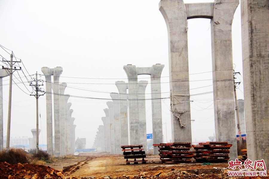 南北方向已架起數(shù)百根橋墩，一眼望不到邊際。