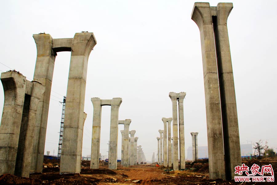 橋墩聳立，一片荒涼。