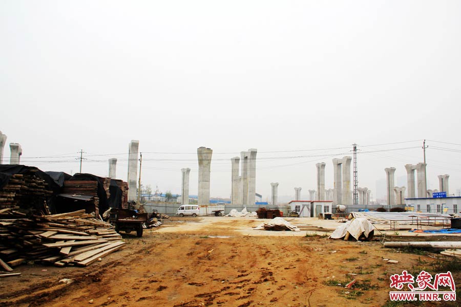 項(xiàng)目已經(jīng)停工數(shù)月，施工工地上很難見到工人，設(shè)備也很少。