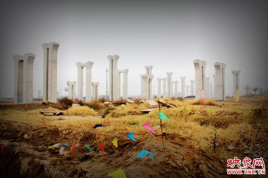 由于項(xiàng)目已經(jīng)停工數(shù)月，施工工地上很難見到工人，設(shè)備也很少，雜草叢生，顯得非?；臎觥? width=