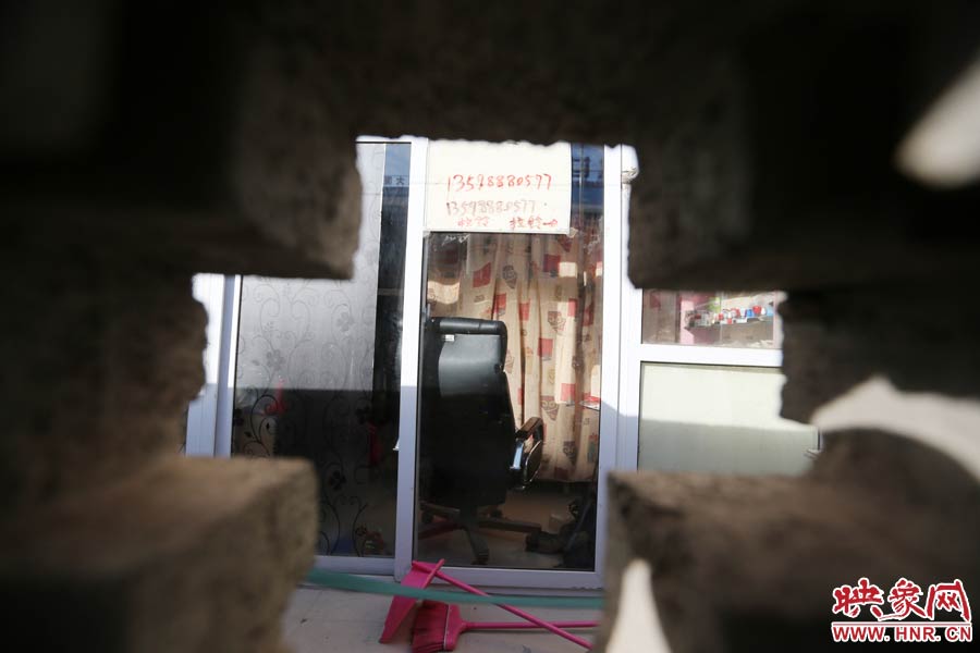 透過墻上的格子，可以看到里面的一切。