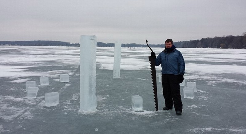 　這5名美國(guó)人使用鏈鋸和冰刀切割冰塊，用了2周時(shí)間才建成巨大的冰柱巨石陣。（網(wǎng)頁(yè)截圖）