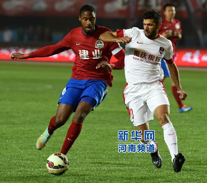 河南建業(yè)隊(duì)隊(duì)員戈麥斯（左）與重慶力帆隊(duì)隊(duì)員吉利奧蒂在比賽中拼搶。