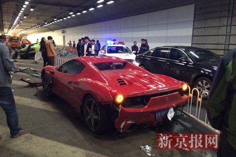 一輛蘭博基尼與一輛法拉利發(fā)生事故，現(xiàn)場狀況慘烈